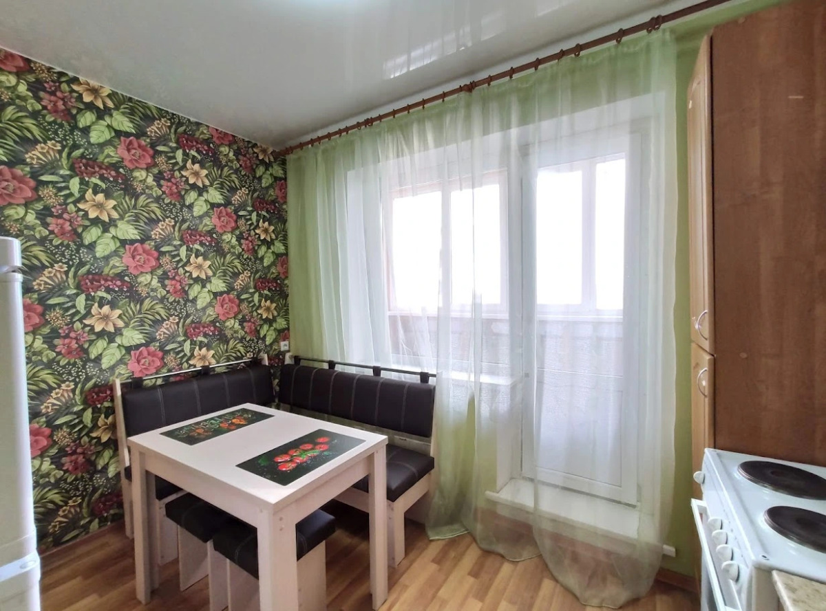 Квартира рядом с Мнтк им. Федорова и Ск Заря