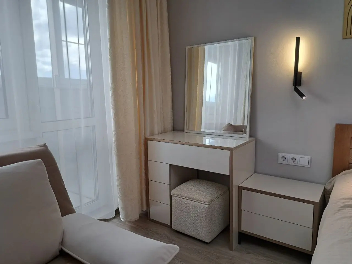 Жилое помещение 2-к квартира у метро Молодежная с яркими закатами