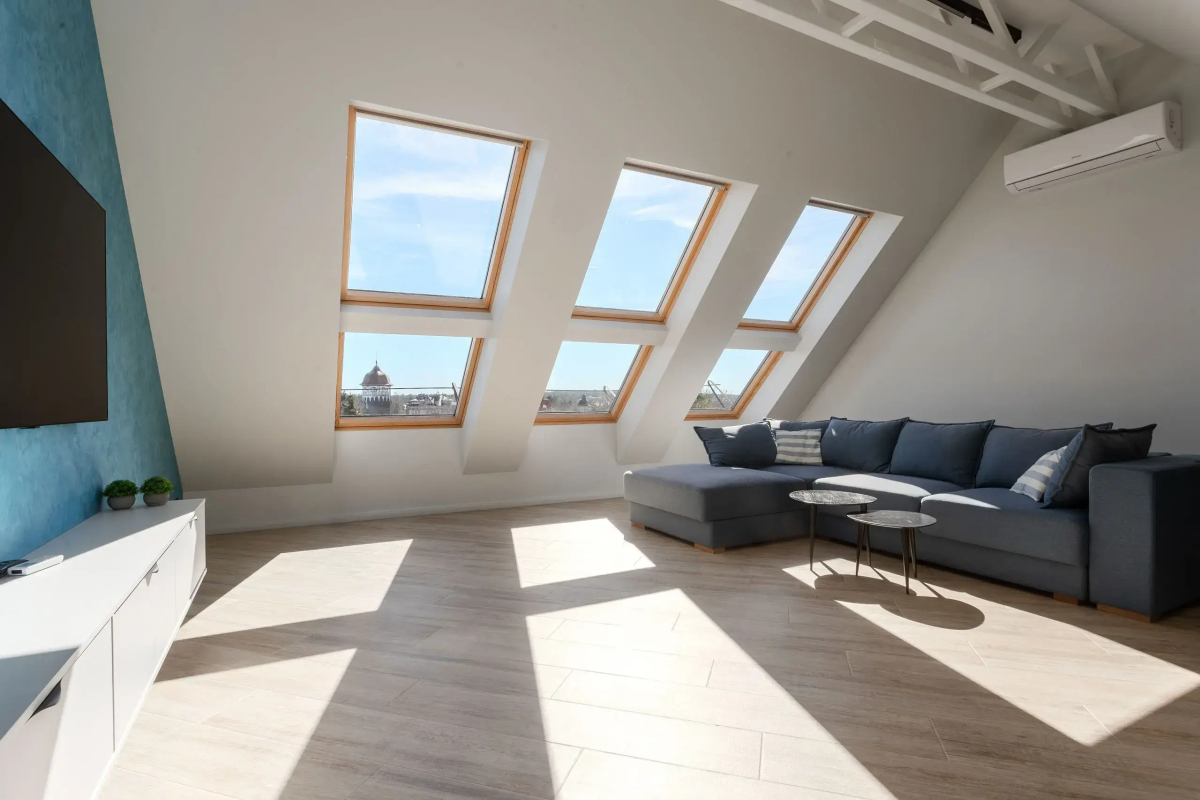 Квартира с Мансардными Окнами и Видом на Море