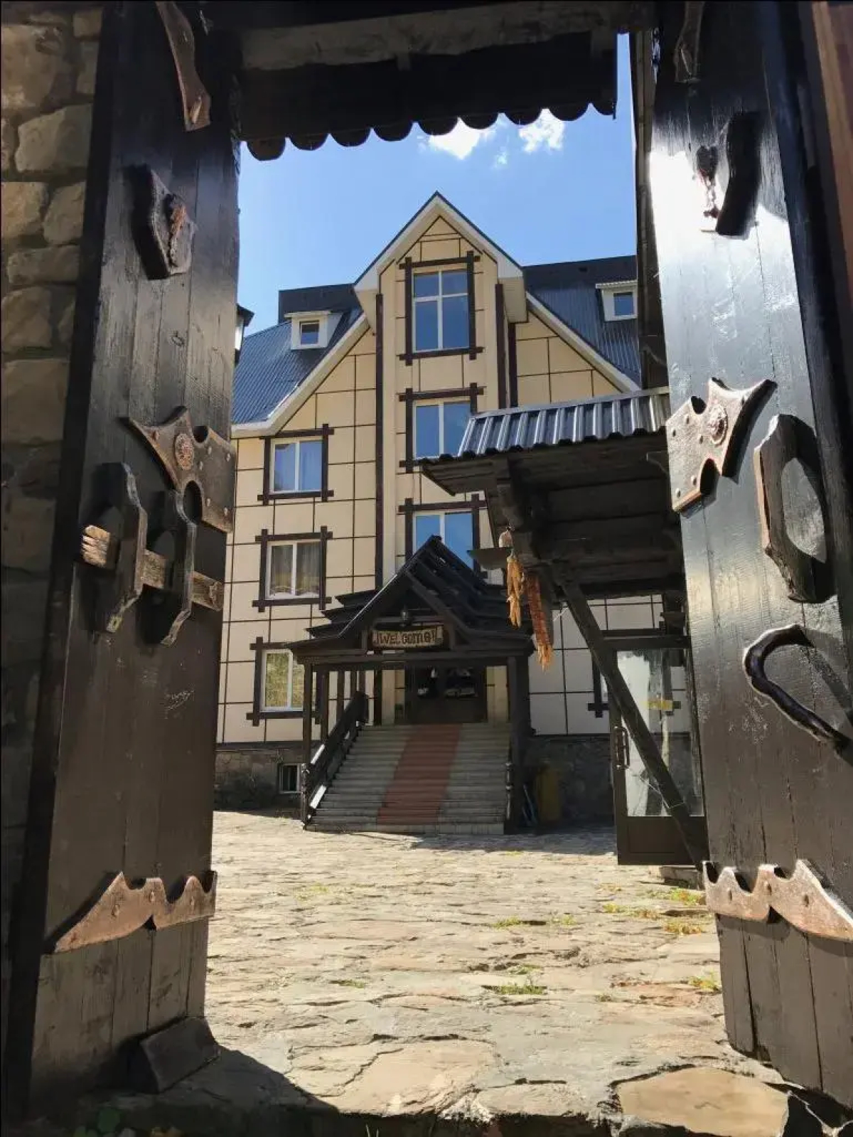 Отель NATIONAL Dombay