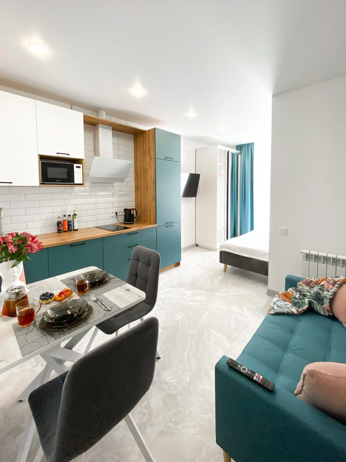 Апартаменты-студия 30 кв.м. с кроватью и балконом, с 3 по 6 этаж