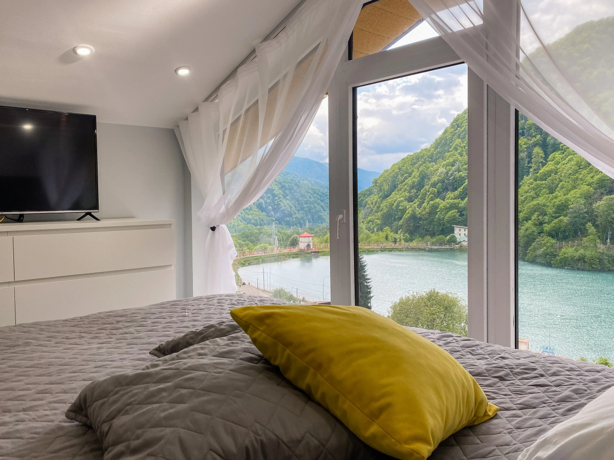 Студия с панорамным видом на озеро и горы