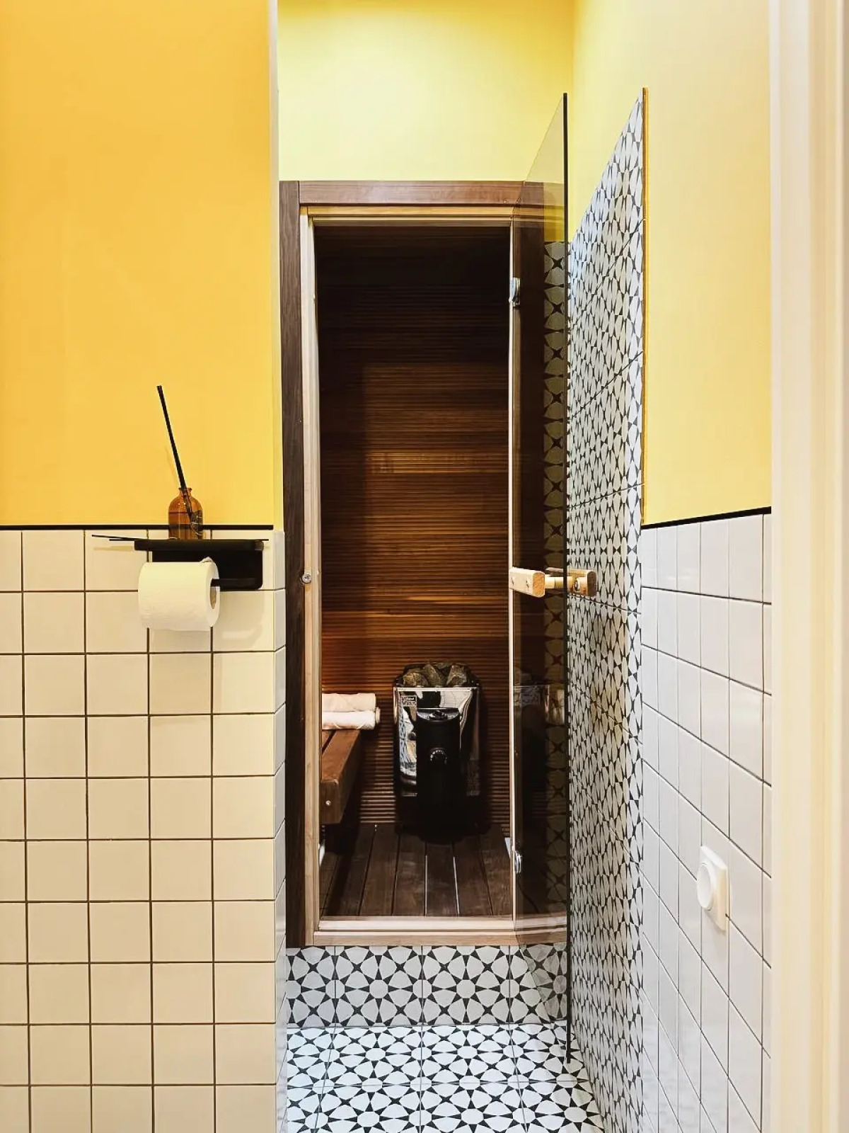 Квартира в тихом дворе с раздельными комнатами и с сауной на Невском