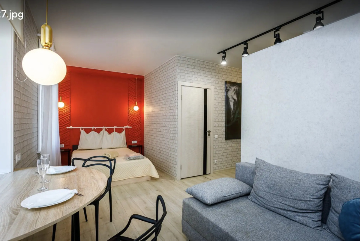 Квартира Студия с большой круглой ванной и камином