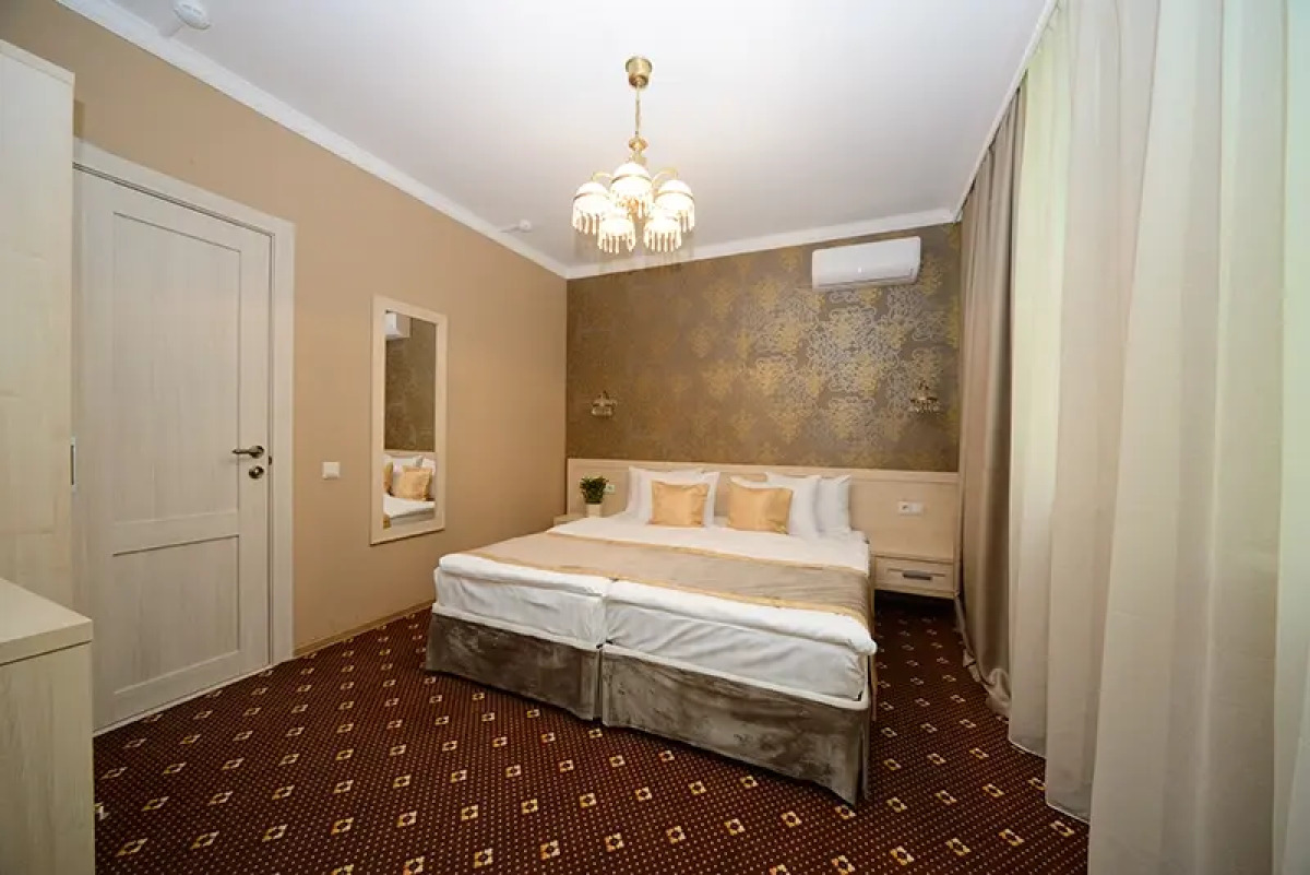 Apelsin Hotel on Vystavochnaya