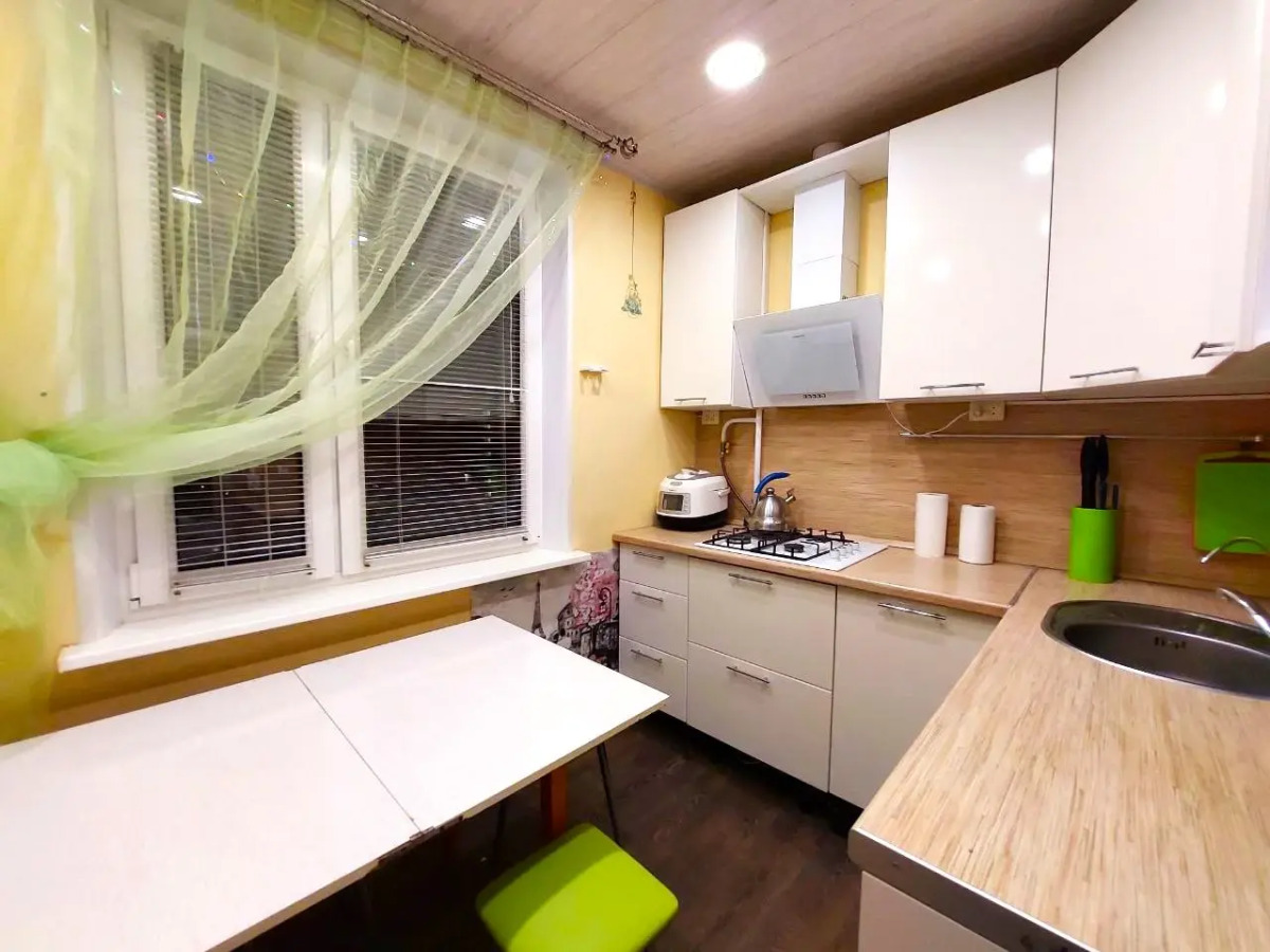 Квартира Трехкомнатная Недалеко от Метро Пражская