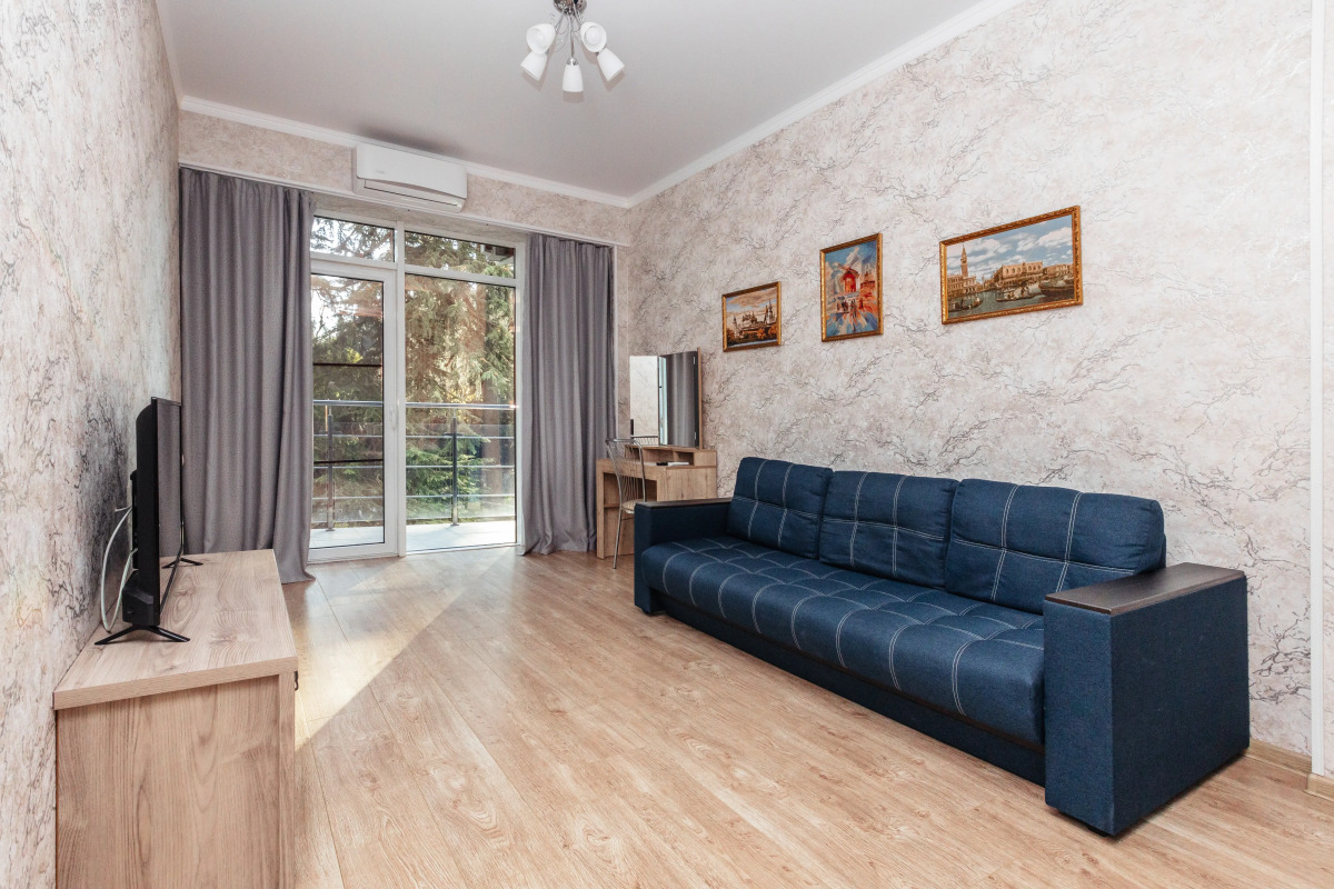 Апартаменты 2-комнатные для семьи с большим балконом