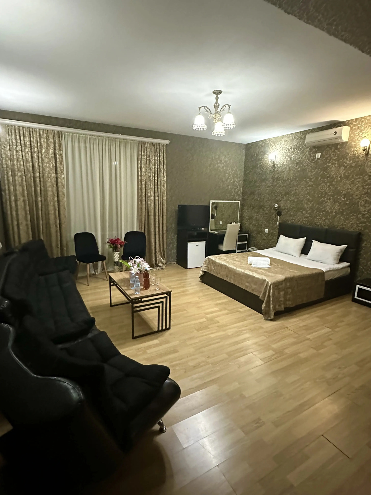 Отель Qeroli old town