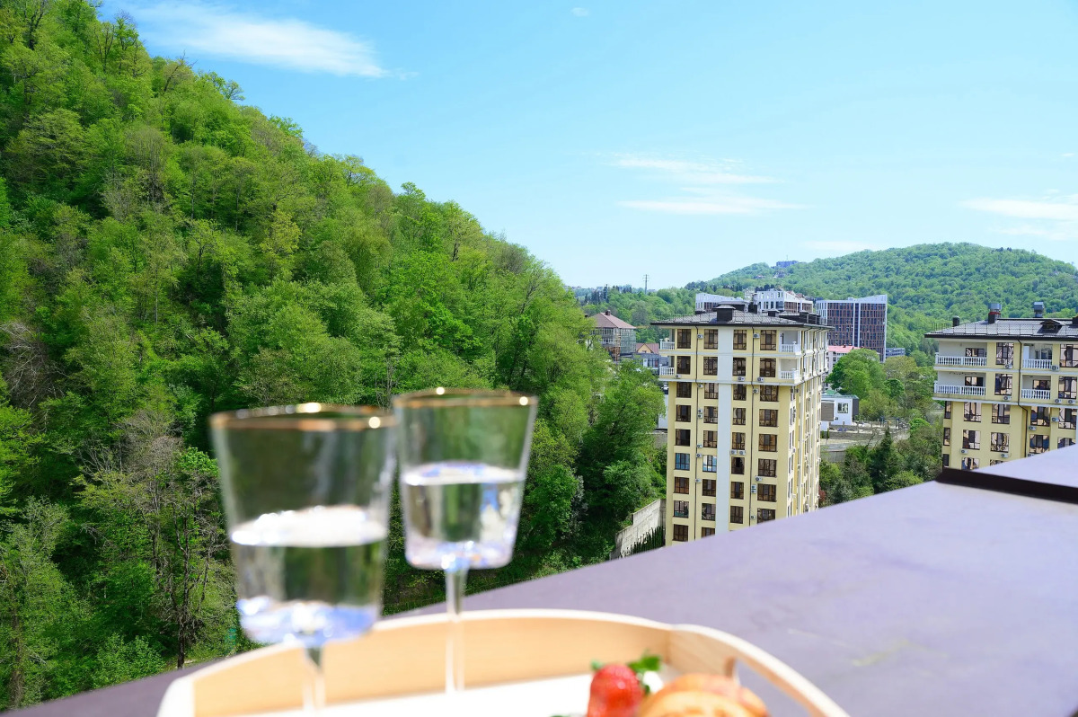 Студия с террасой и видом на горы. Кватро 150