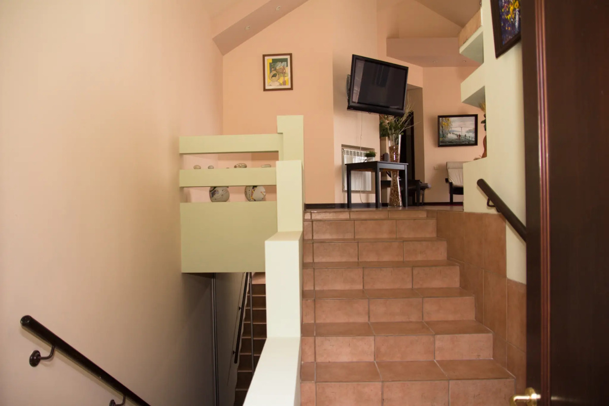 Апартаменты Лоял на улице 9-я Линия 14