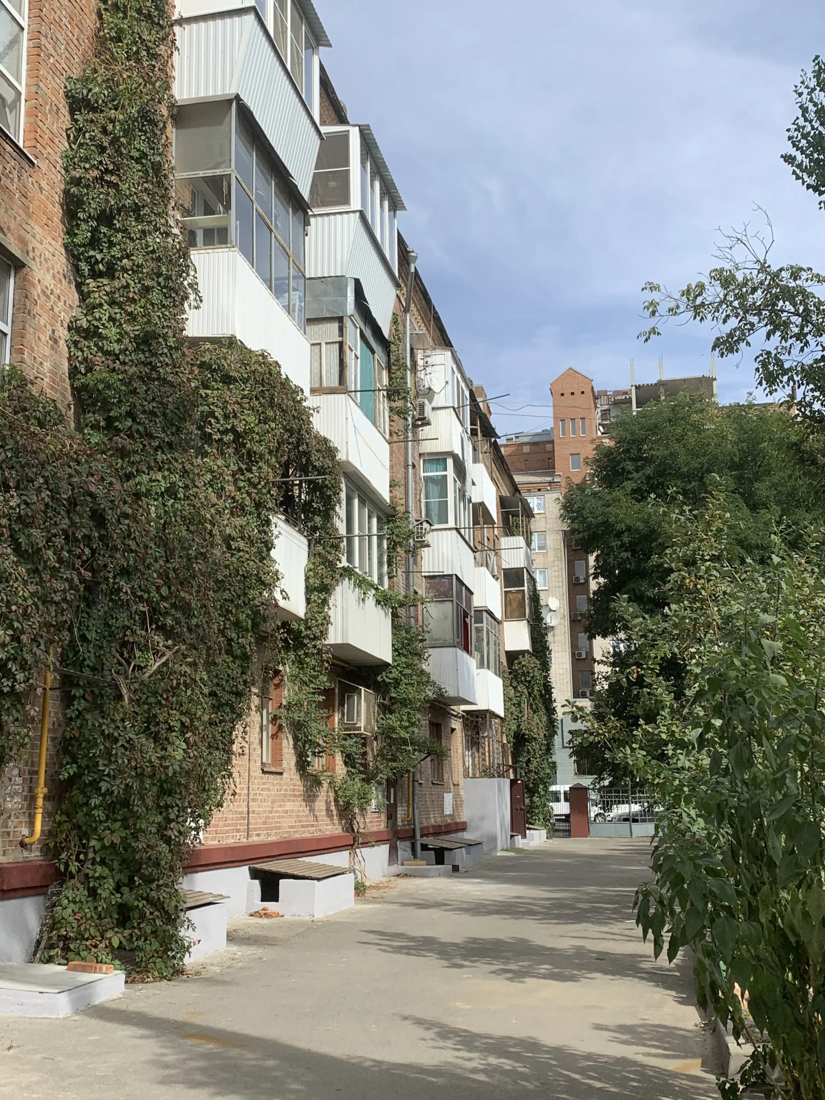 Апартаменты Комфортная Уютная 2-Комнатная Квартира в Центре с Парковкой