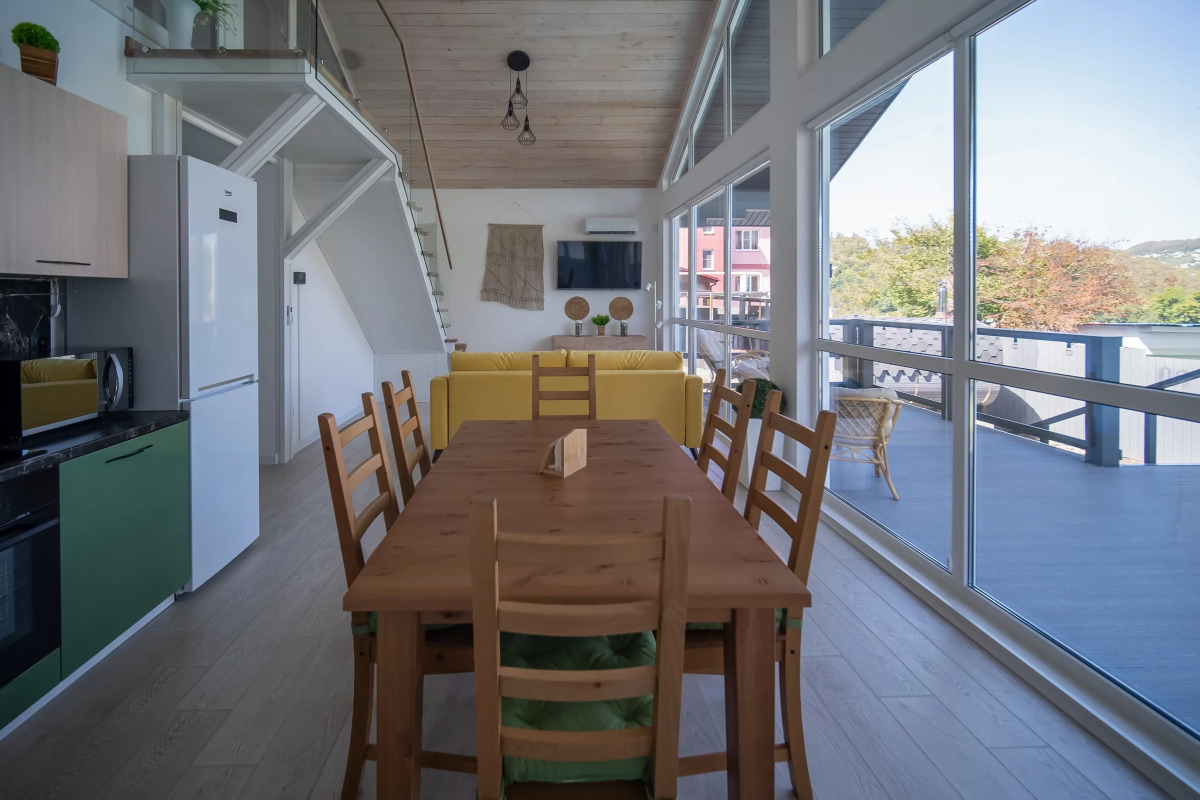 Частный Дом с Бассейном Мансардой и Видом на Горы