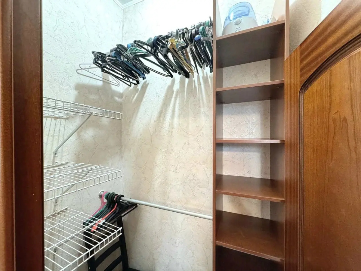 Квартира Трехкомнатная с Балконом и Кондиционером в Центре на Весенней