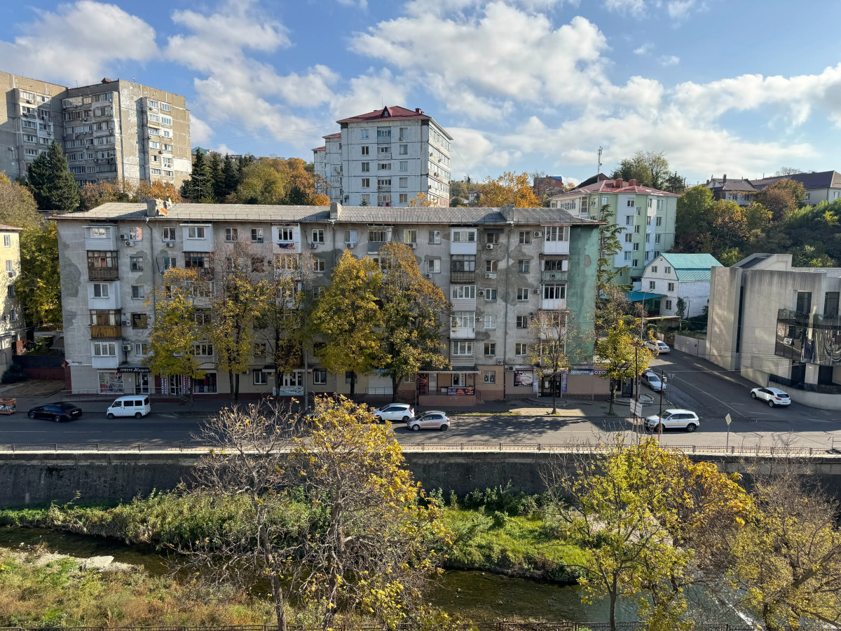 Апартаменты с балконом у реки рядом с пляжем