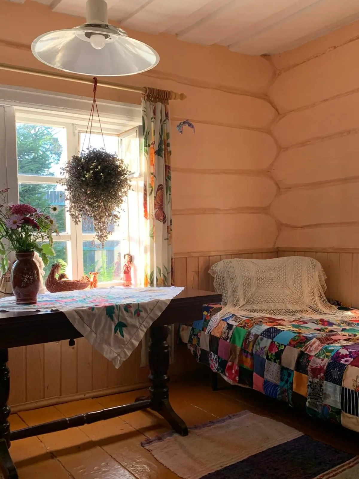 Частный дом в городе Петрозаводске с красивым уединённым участком и баней