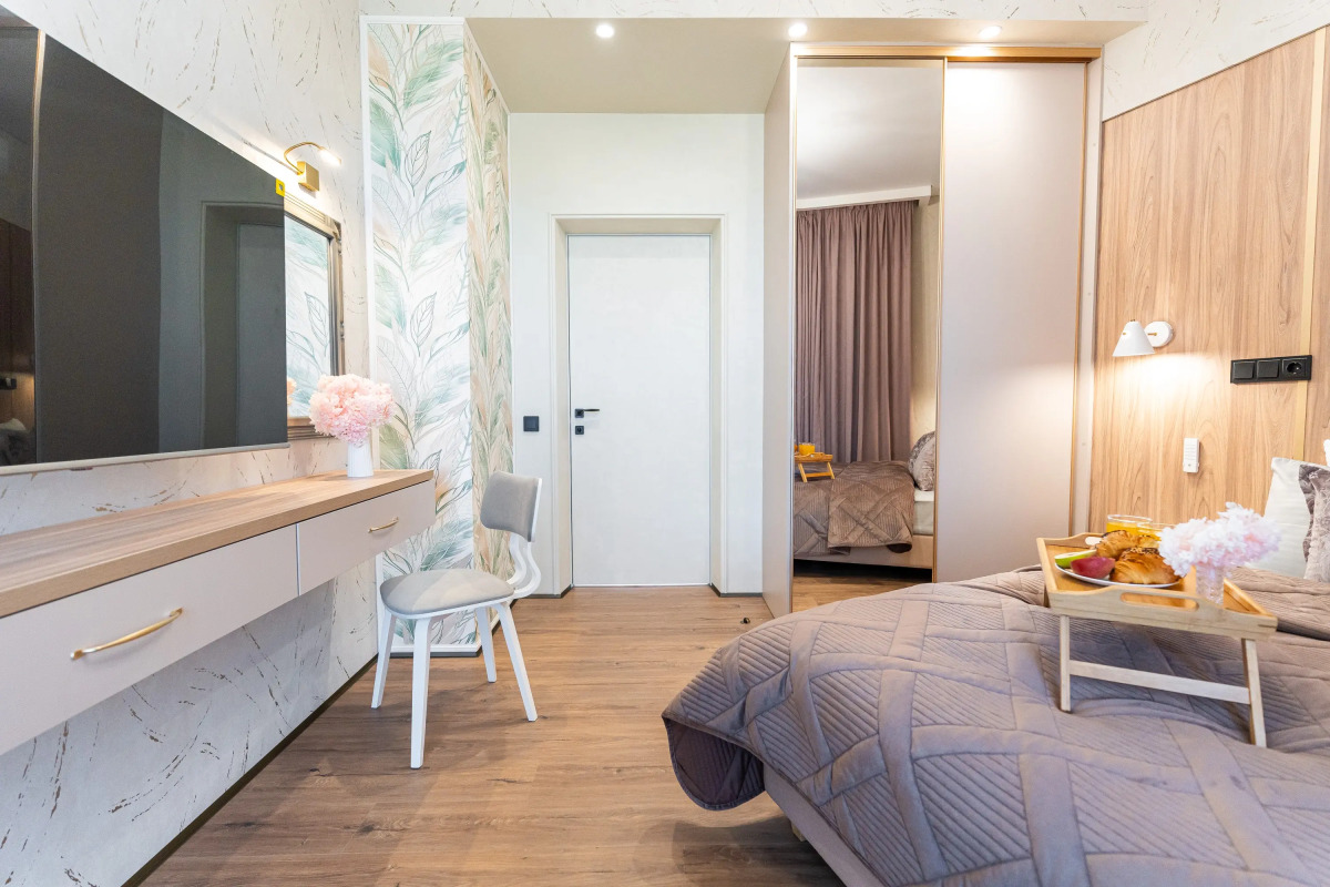 Апартаменты трехкомнатные с панорамным видом на город и море в центре Новороссийска от LetoApart