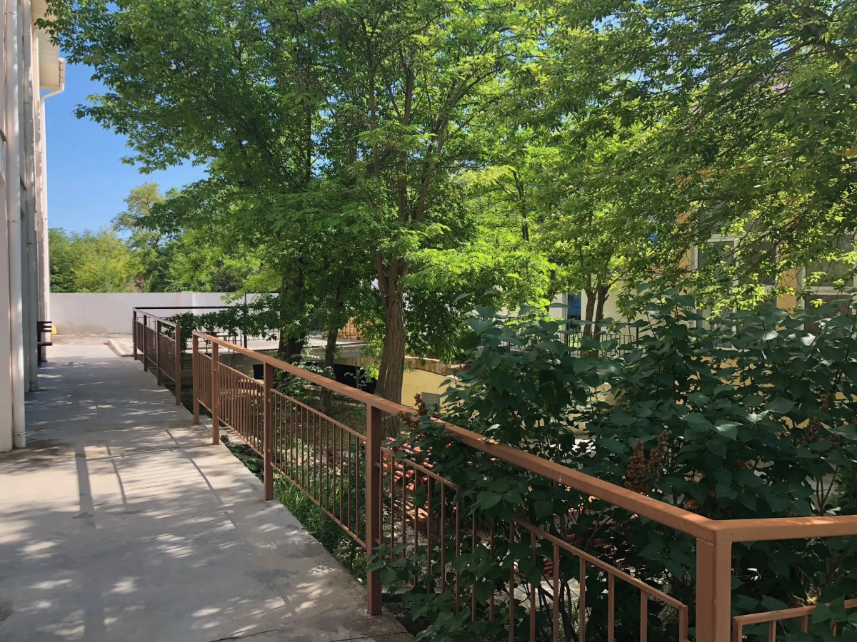 Отель Пчела