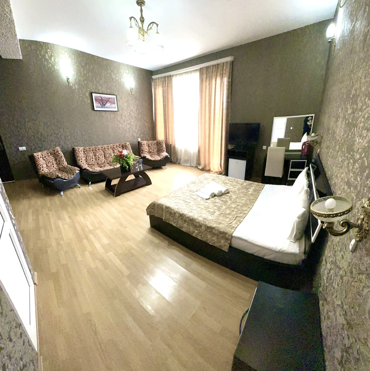 Отель Qeroli old town