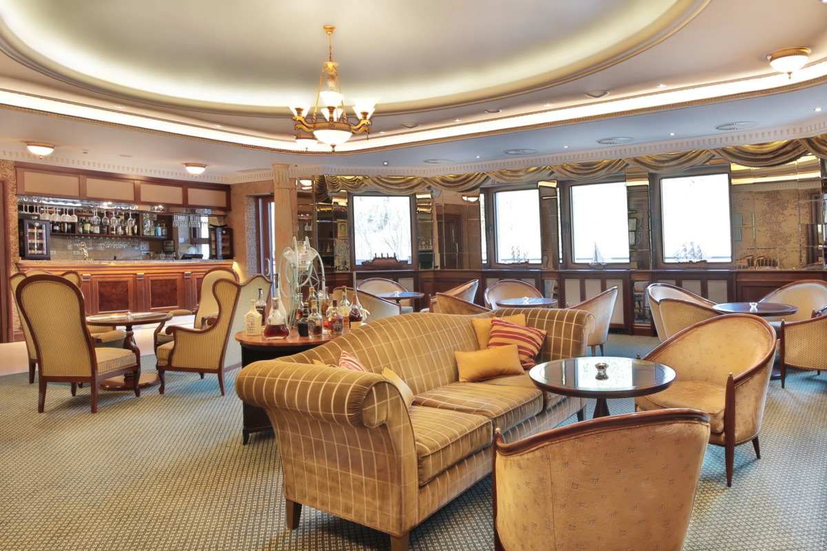 Resort Retro Riverside Wellness