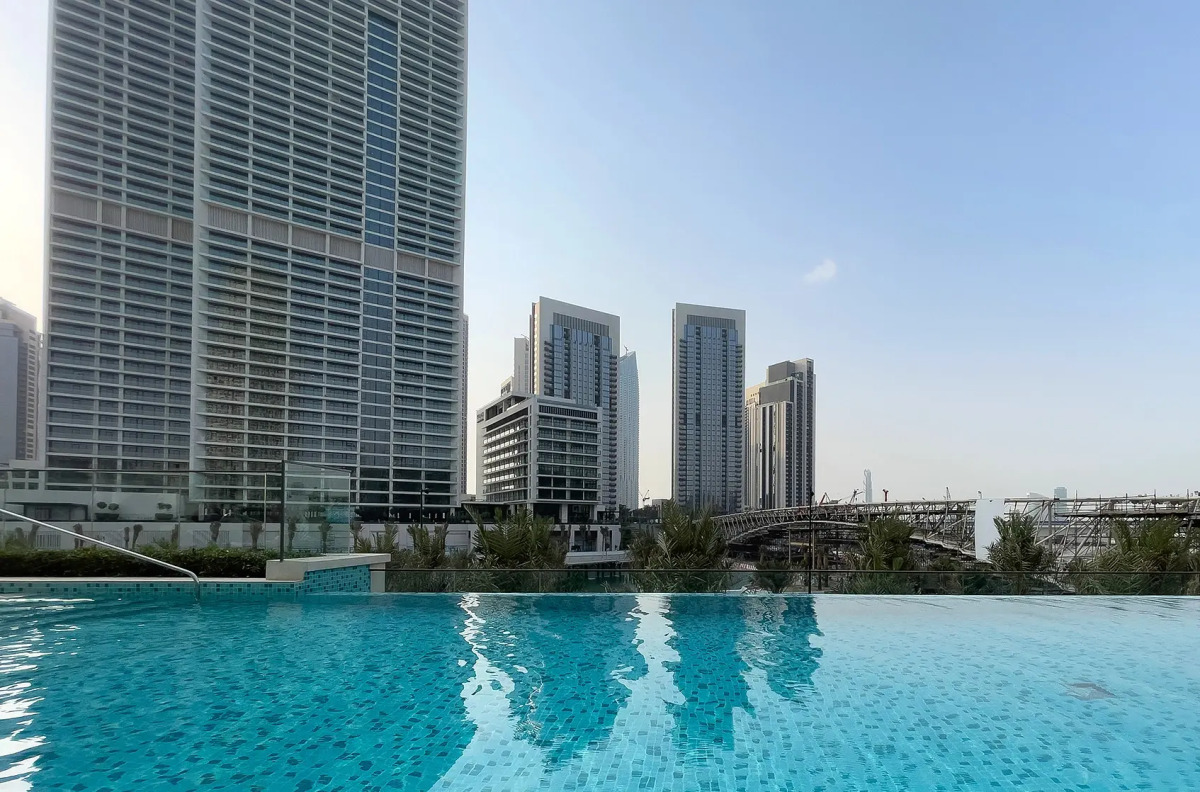 Апартаменты Сozy 1BR at Vida Residences Creek Beach