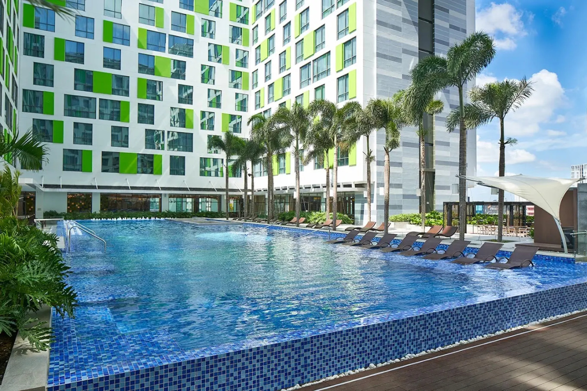 Отель Holiday Inn & Suites Saigon Airport