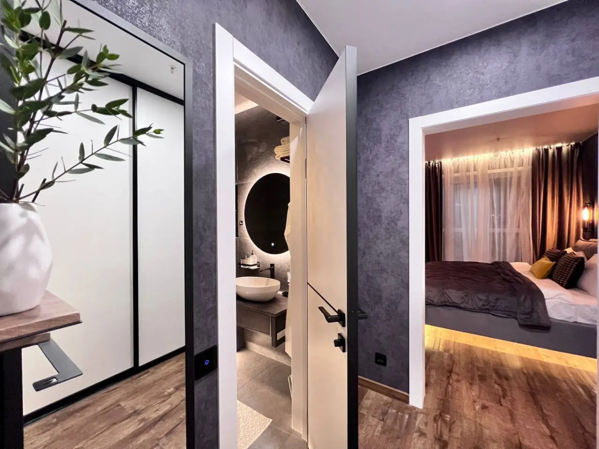 Апартаменты УHИKAЛЬНAЯ СTУДИЯ С МИНИ-БАСCЕЙHОМ НA ДВOИХ!