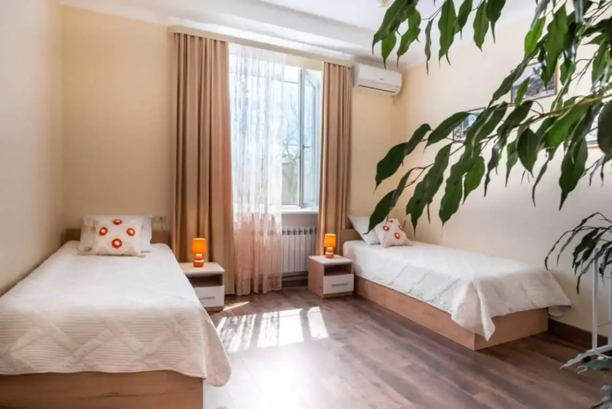 Квартира c Двумя Раздельными Спальнями и Балконом в Центре от Piligrim kmv