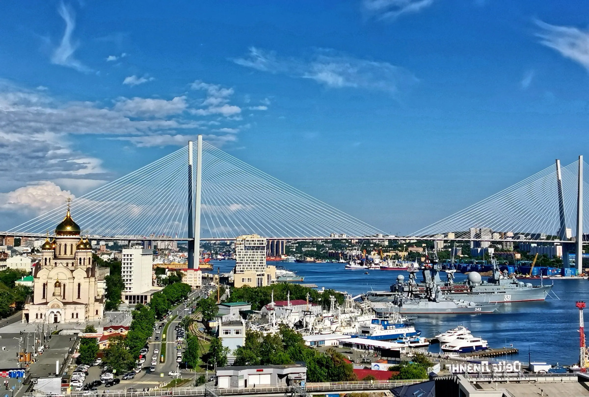 Апартаменты с балконом и видом на Золотой мост