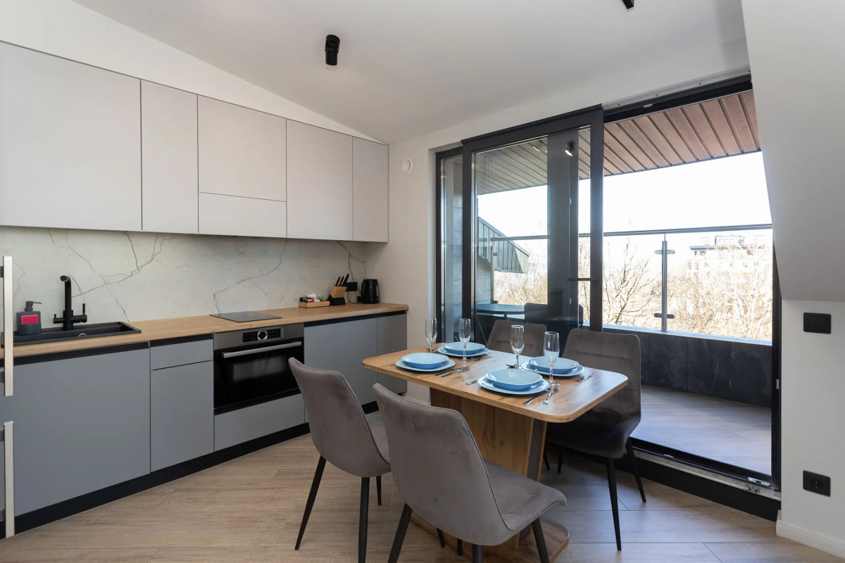 Квартира с Мансардными Окнами и Видом на Море