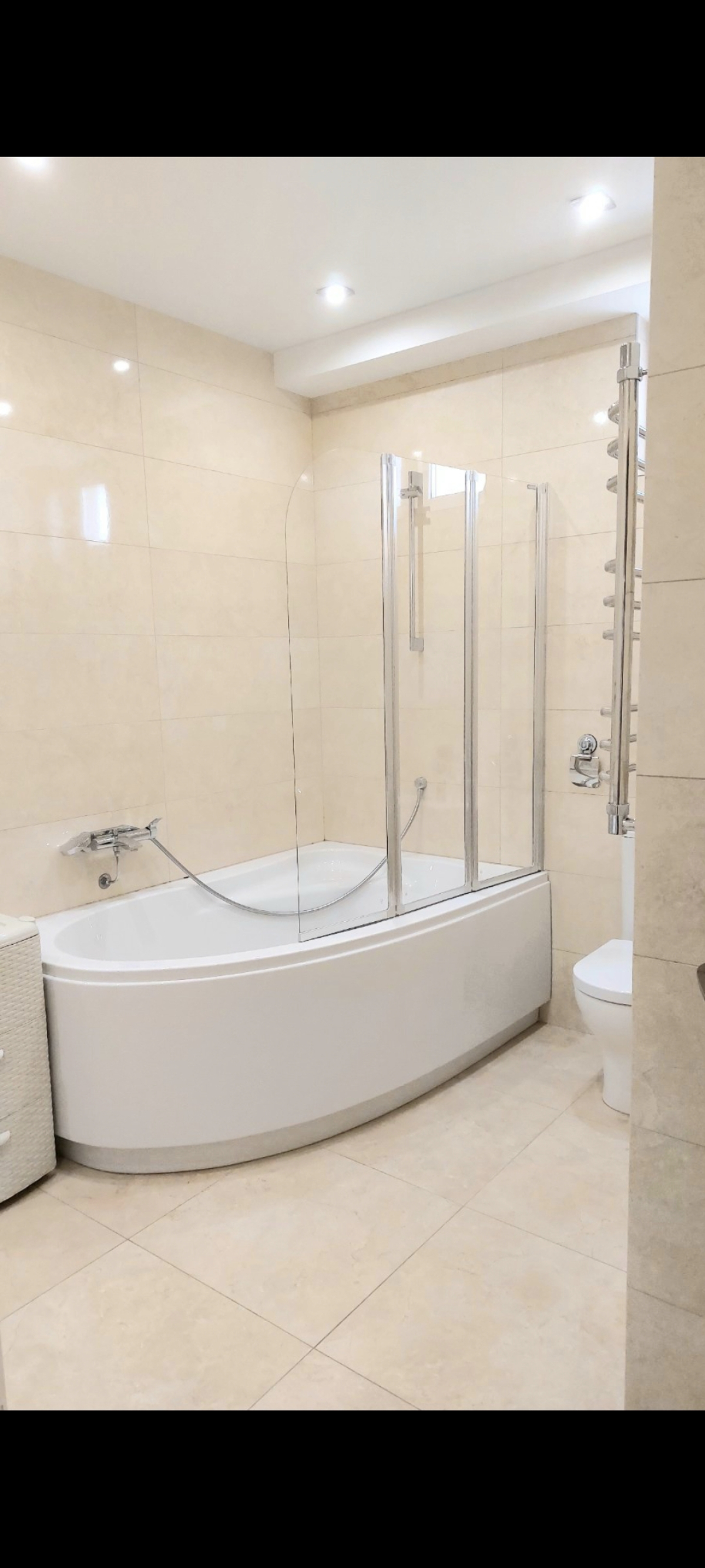 Апартаменты в центре с тремя спальнями на Червякова 55 рядом с парком Победы