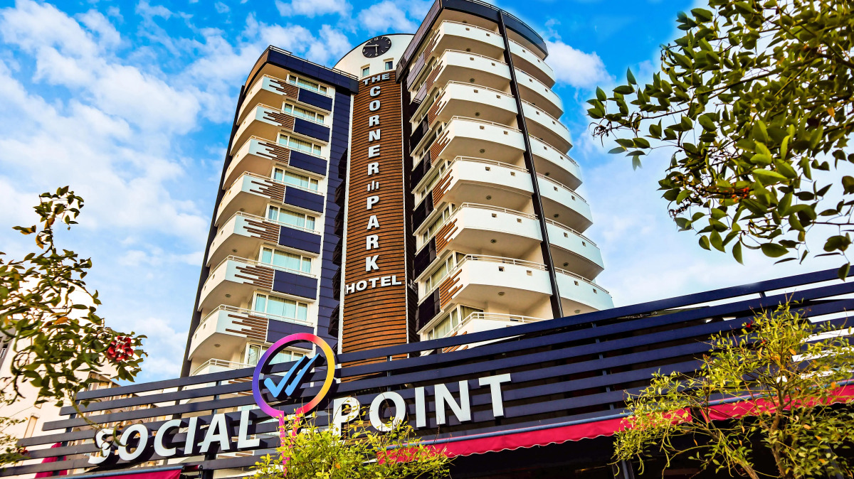 Отель The Corner Park