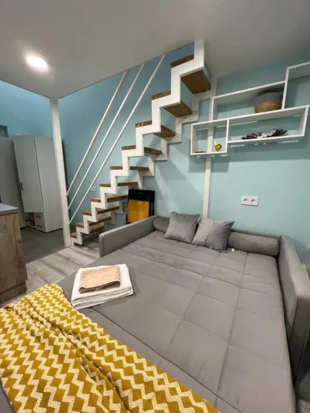 Двухуровневая студия Bright Yellow на Электрозаводской