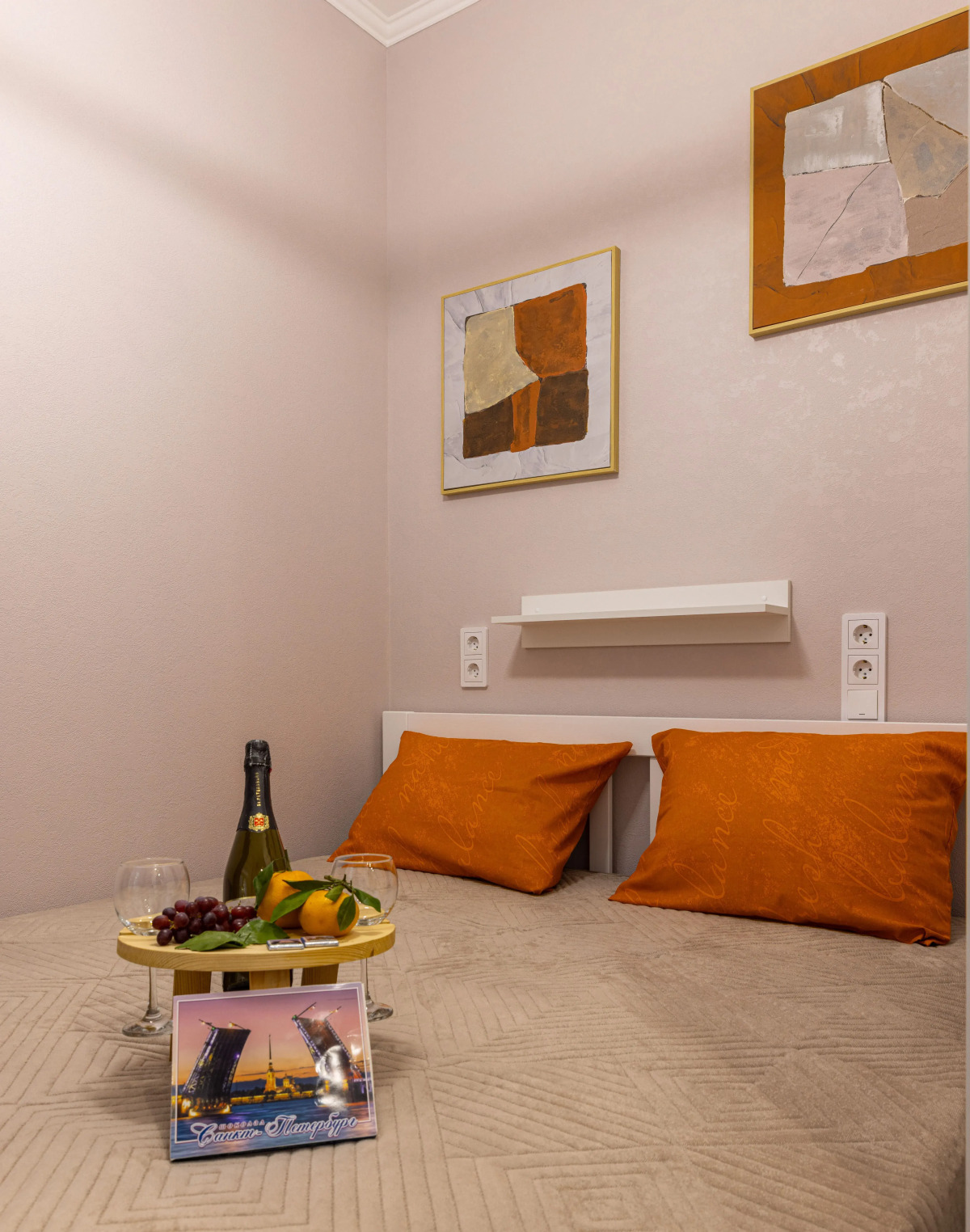 Квартира Дизайнерская Студия на Три Окна Feel At Home у Невского Проспекта