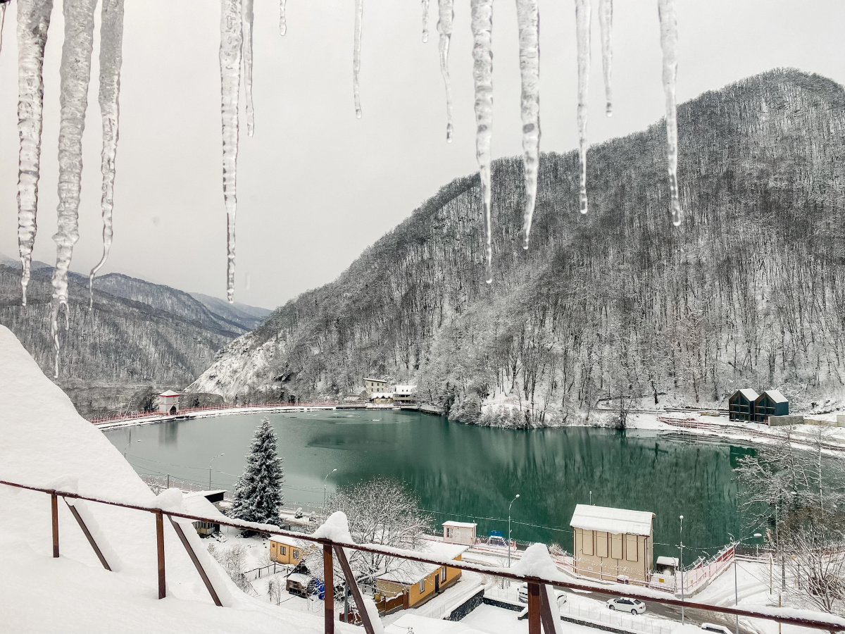 Студия с видом на озеро и горы на улице ГЭС