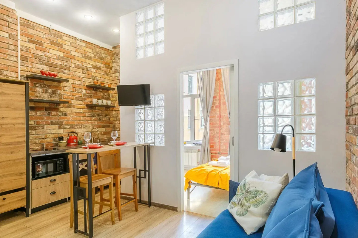 Апартаменты на Большом 13 Два Окна в Спальне