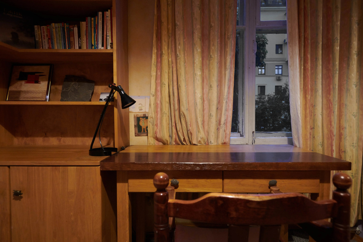 Квартира старинная мебель в лучах солнца