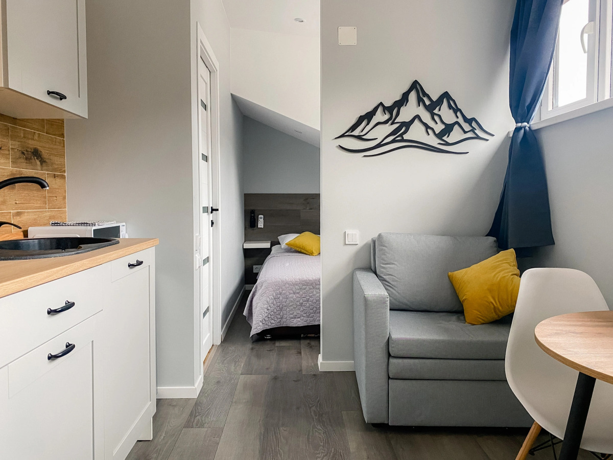 Студия с видом на озеро и горы на улице ГЭС