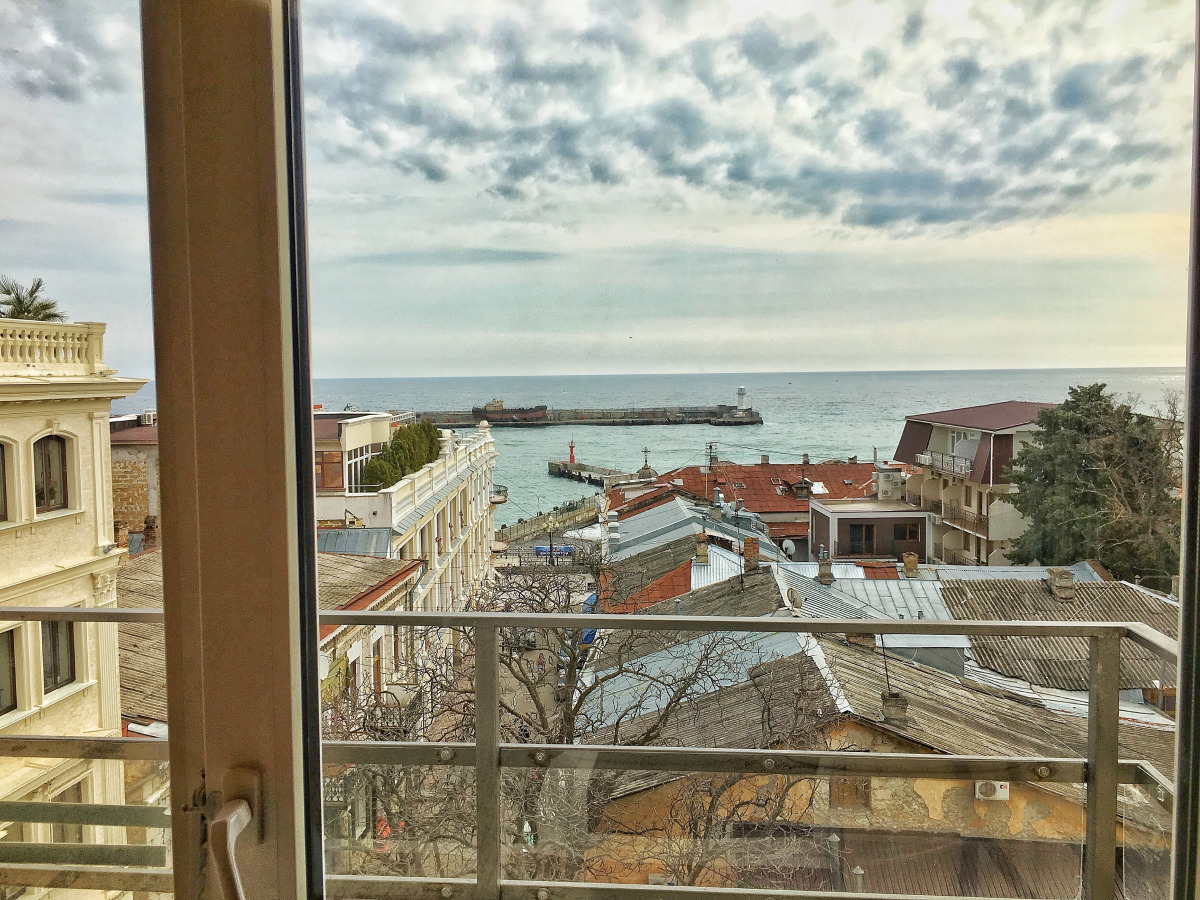 Представительская видовая двухкомнатная квартира с балконами на Набережной Ялты