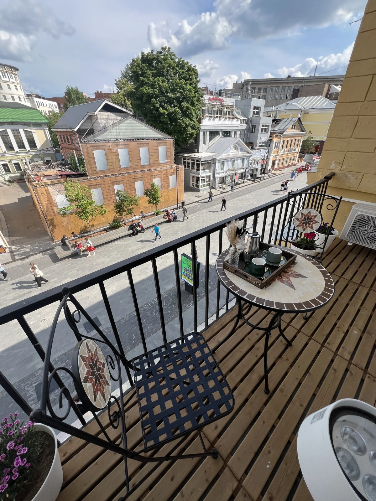 Квартира Уютный Лофт с балконом на главной улице Столицы Закатов