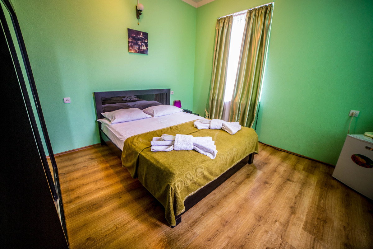 Отель Qeroli old town