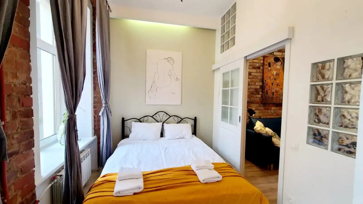 Апартаменты на Большом 13 Два Окна в Спальне