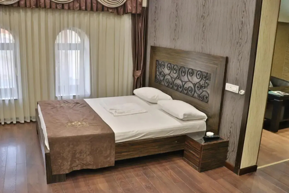 Отель Roma Yerevan & Tours