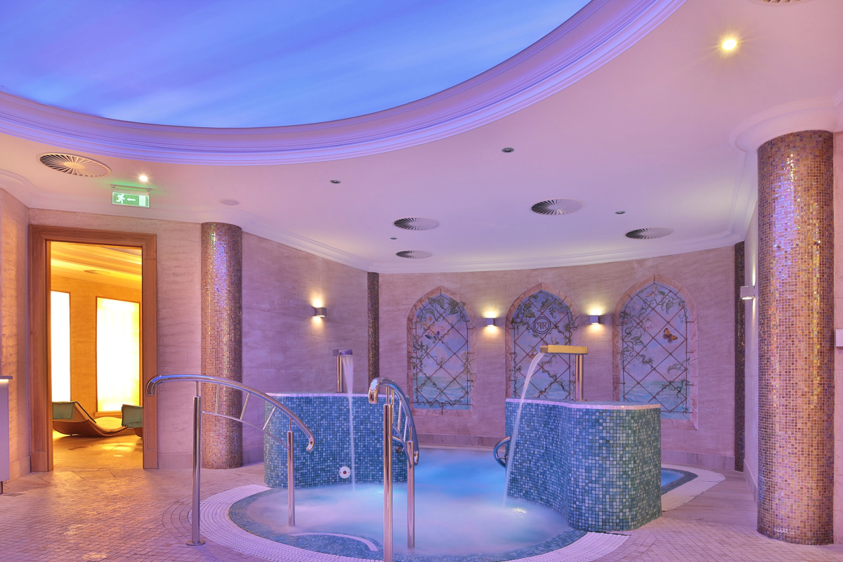 Resort Retro Riverside Wellness