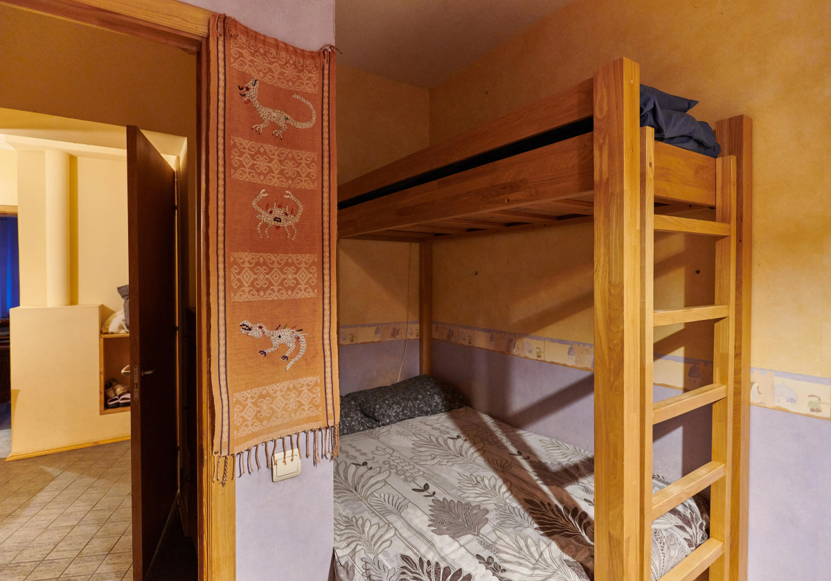 Квартира старинная мебель в лучах солнца