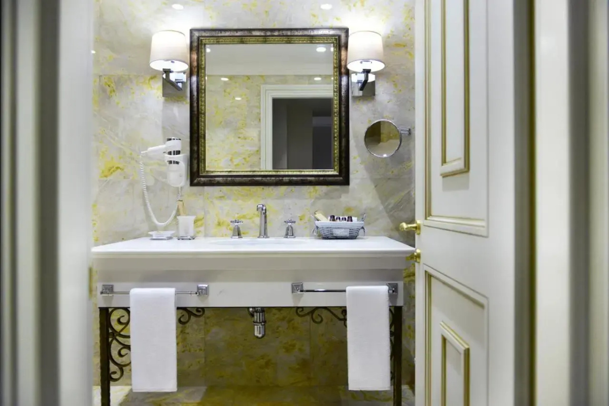 Отель Ambassadori Hotel Tbilisi