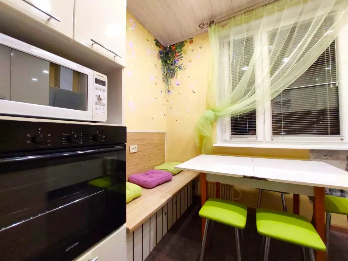 Квартира Трехкомнатная Недалеко от Метро Пражская