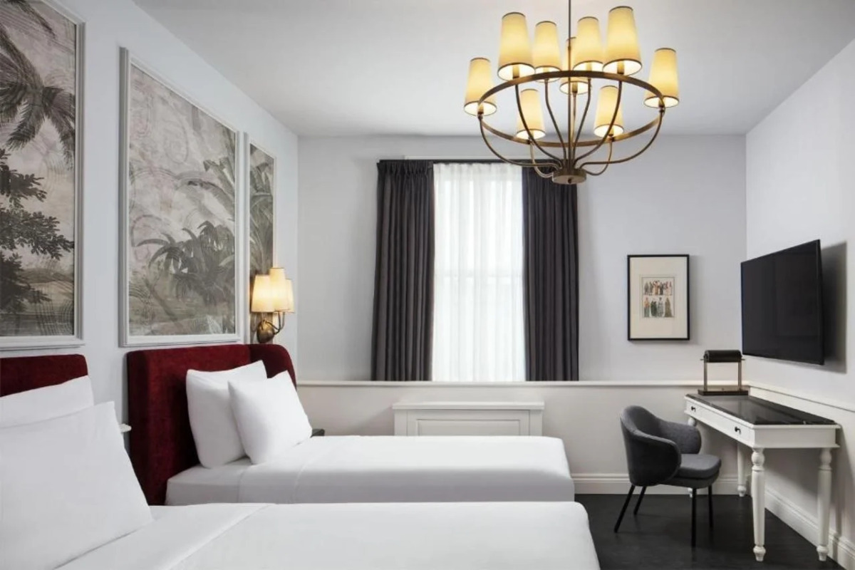 Adahan DeCamondo Pera, Autograph Collection