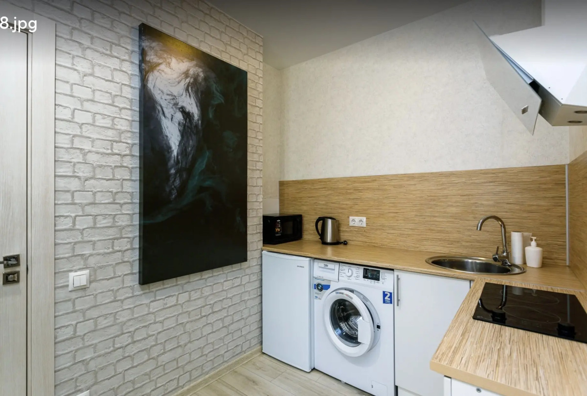 Квартира Студия с большой круглой ванной и камином