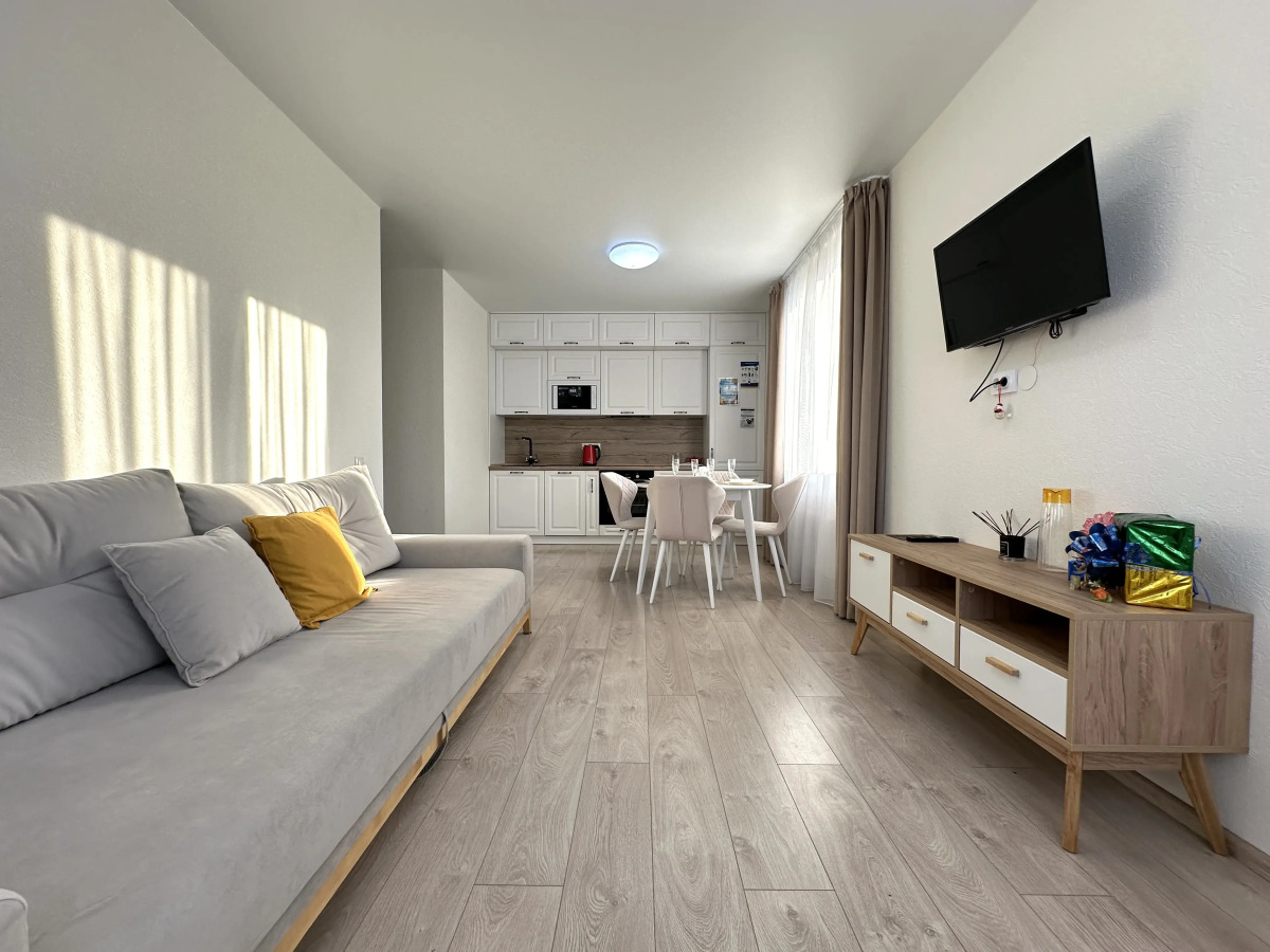 Апартаменты Элитные на берегу реки Тура с видом на Мост Влюбленных