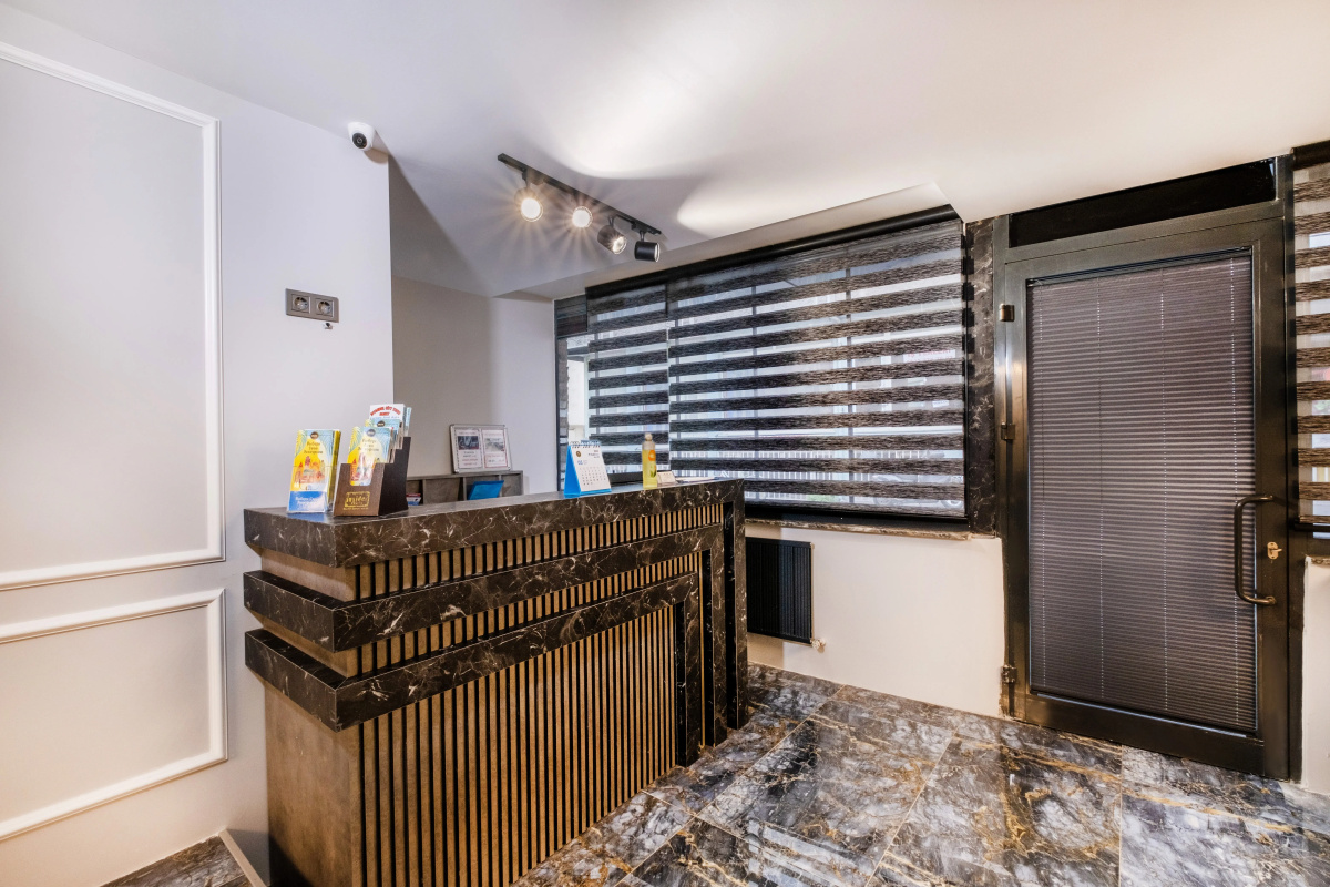 Отель The Queen Hotel